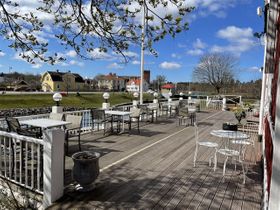 Går upp på verandan och tar in den underbara miljön. Om några veckor öppnar det upp och man kan sitta här och njuta av både mat och utsikt över kanalen.