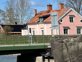 Kanalgrävarstövlar utsågat ur det trä som stått här.