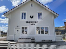 Det är öppet när jag cyklar förbi men idag nöjer jag mig med att kika in genom fönstret där man kan se personalen bl a tillverka himmelsk kola.