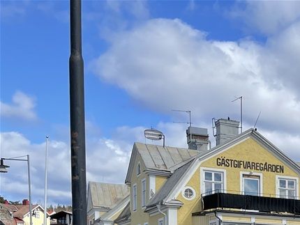 Gästgivaregården ligger också vackert vid vattnet.