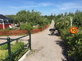 Cyklar genom kolonilotterna och här finns en fin liten badplats