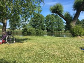 En fin och trevlig badplats, men jag blir osäker på om det är för allmänheten.  får i alla fall cykla genom koloniområdet på dagtid. Under natten är grindarna låsta.