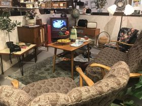 I ett vardagsrum från förr går en film på den svartvita tvn