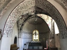 Kyrkan är liten och väldigt fin.
