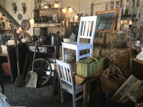 Loppis både i huset och ladan