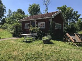I ett hus på gården kan man handla ostkaka, kalvdans, honung mm