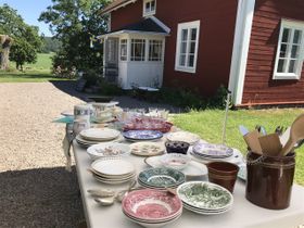 Lite loppis finns också. Och grönsaker. Och en klädhörna inne i huset.