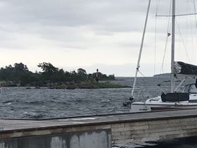 Det står en man på ön strax utanför.