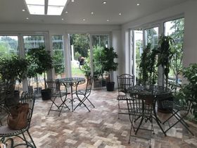 Villa Famiglia. Det är medelhavskänsla över stället. Utanför dörren står citroner.