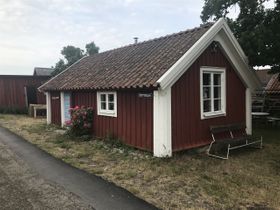 Små gulliga hus och mängder med blommor