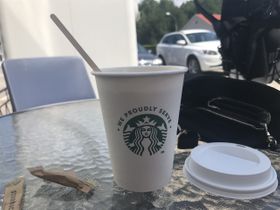 Kaffe på ett högst omysigt ställe. En mack..