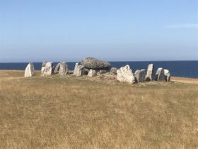 Havängsdösen - ett sätt att begrava 3000 år före Kristus. Denna grav kom i dagen efter en höststorm på 1800-talet . I graven fanns skelett och flintaredskap