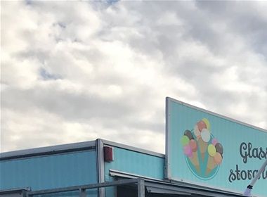 Flera vagnar och bilar står uppställda och erbjuder glass pannkakor mm