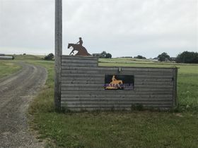Cyklar förbi en ranch