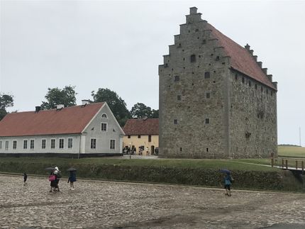 Glimminge hus. Började byggas 1499 och  har därefter aldrig byggts om. Jens Holgersson och hans hustru bodde här och lät bygga in fällor i huset för att hålla fiender borta.