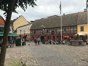 Lilla Torg med Hedmanska gården. Det röda korsvirkeshuset är från 1500-talet.