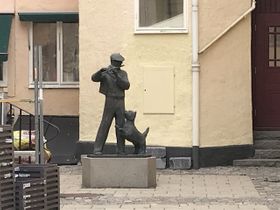 En sån fin staty på en bakgård