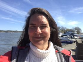 Sitter skönt på uteserveringen på Stegeborgs Hamnkrog