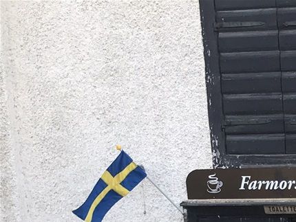 En bit mat och ladda ...