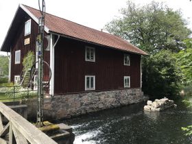 Förr låg Vobrubas glashytta här. Han kom med sin familj till Gusum efter att ha fått i uppdrag att göra konstverket till Gusums centrum och då fastnat för det lilla brukssamhället och kvarnen.