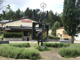Konstverket  i Gusum av Milan Vobruba. Milan uppfann en helt egen teknik som uppmärksammats både här hemma och utomlands. Aleppoteknik som innebär att smälta samman en eller flera metaller med glaset.